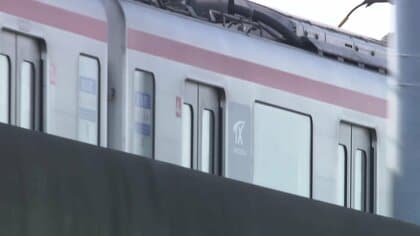 走行中に電車のドアが開くトラブル　非常用ドアコック操作する乗客の姿が防犯カメラに　つくばエクスプレス