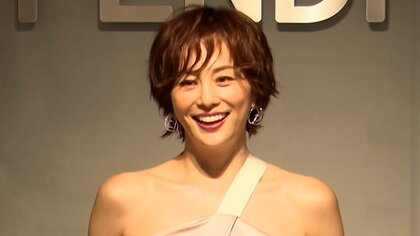 米倉涼子、美背中あらわなドレスで圧倒…広末涼子は「懐かしく新しい」ミニスカ・厚底ブーツ姿披露　広瀬アリス、鈴鹿央士ら豪華芸能人が美の共演