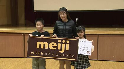 【一足早いクリプレ】「北海道 meiji カップ」優勝の河本結選手＿優勝副賞の明治製品のお菓子 約2000個を児童養護施設の子どもたちへプレゼント