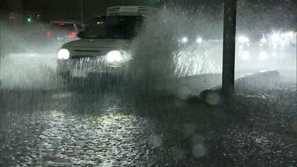 “道路が川”の名古屋　一夜明け被害明らかに　護岸崩落し道路に残された車　冠水で鉄道一部運転見合わせ　きょうも線状降水帯発生か