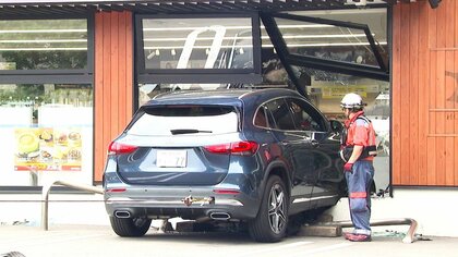 車止めを破壊しコンビニに突っ込む暴走車＿アクセルの操作ミスで急加速か？運転していた60代女性が負傷＿店内の客や従業員にケガなし〈札幌市〉