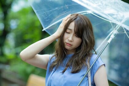 梅雨時期に増える「頭痛」。3割が原因分からない…すぐに病院に行くべき？対処法と適切な付き合い方を聞いた
