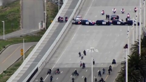 橋に暴走族の大集団　パトカーの“バリケード”で封鎖　挟み撃ちで一網打尽に　アメリカ・カリフォルニア州