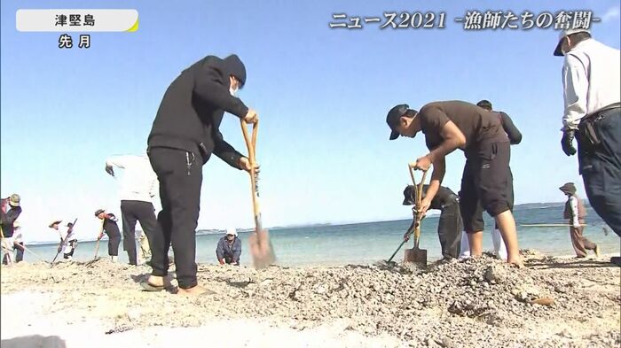 軽石の除去作業にあたる漁師たち(2021年11月)