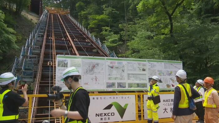 インクラインと呼ばれる大型の昇降装置に乗り上へ移動