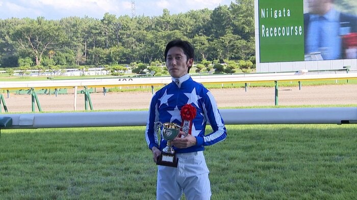 新潟2歳Sを制した津村騎手