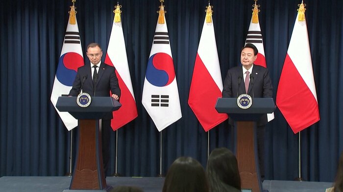 ソウルでの会談後、共同記者会見に臨むポーランドのドゥダ大統領と韓国の尹錫悦大統領(10月24日)