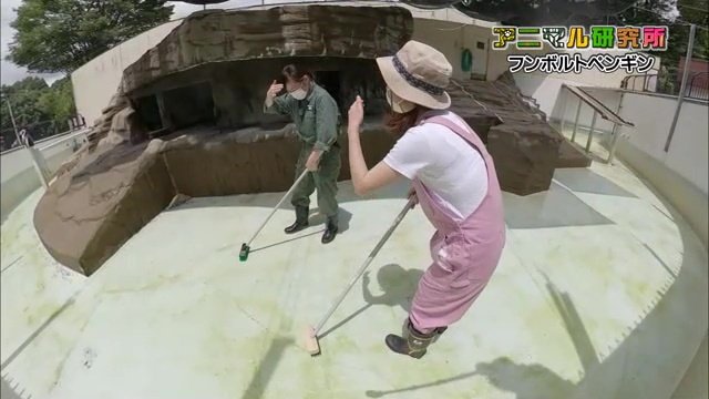 掃除をする2人