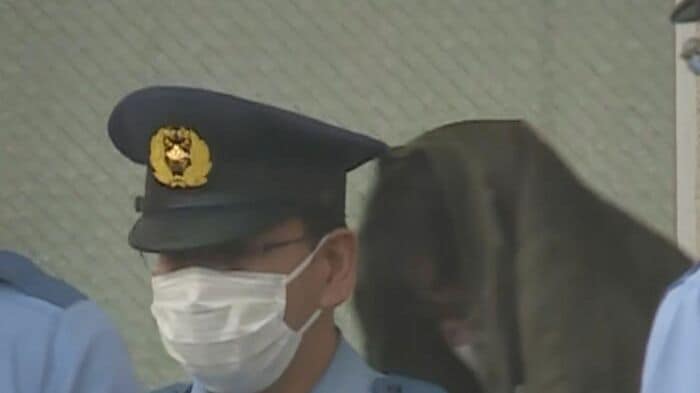 送検される小野被告
