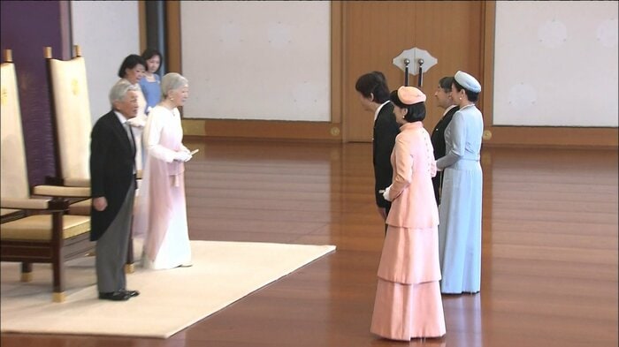 秋篠宮ご夫妻から祝賀を受けられる天皇陛下（皇居・宮殿）