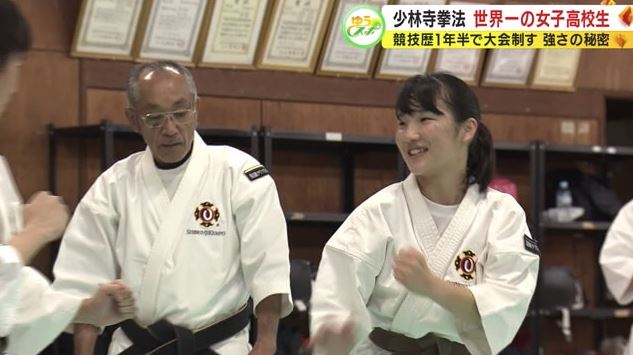 松谷さんを指導する太田監督