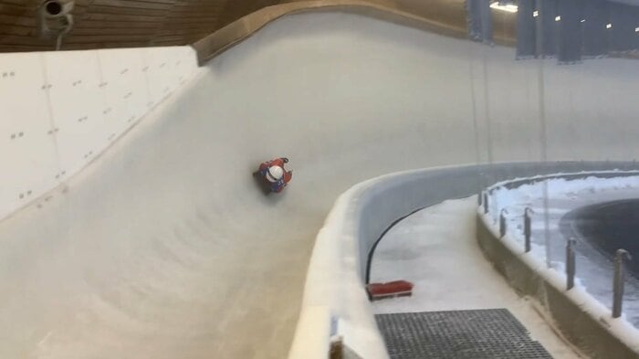 スピード溢れる滑走（提供：日本ボブスレー・リュージュ・スケルトン連盟）