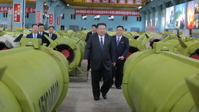 大量のロケットブースターが並ぶ工場を視察する金正恩総書記