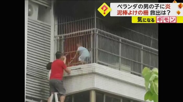 ベランダに迫る炎が大きくなる(中国SNS)