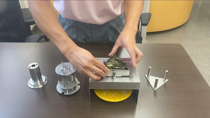 まずはおにぎりをはめ込む(画像提供:千成工業)