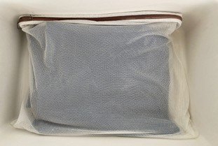 つけ置き洗いする前に洗濯ネットに入れると楽ちん（提供：平島利恵さん）