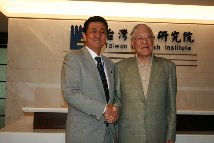 2008年 台湾で李登輝元総統と面会する岸信夫氏
