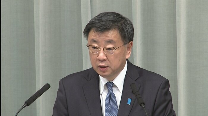 記者会見を行う松野官房長官(10日午後)