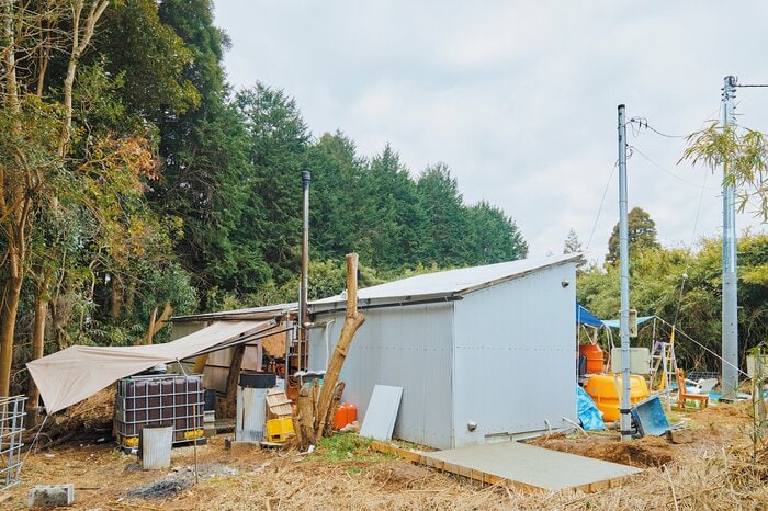 かずひろさんの小屋の外観。単管パイプを組んでガルバリム鋼板の壁を張っている(写真/星 亘)