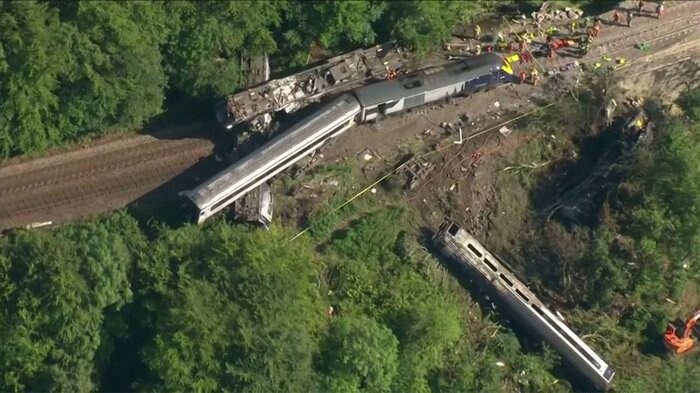 英・スコットランドで列車脱線 9人死傷...前夜から大雨