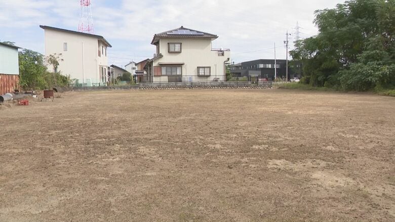 布状の物の上に裸で置かれる…空き地に“へその緒のついた赤ちゃんの遺体” 母親とみられる19歳女を逮捕｜FNNプライムオンライン