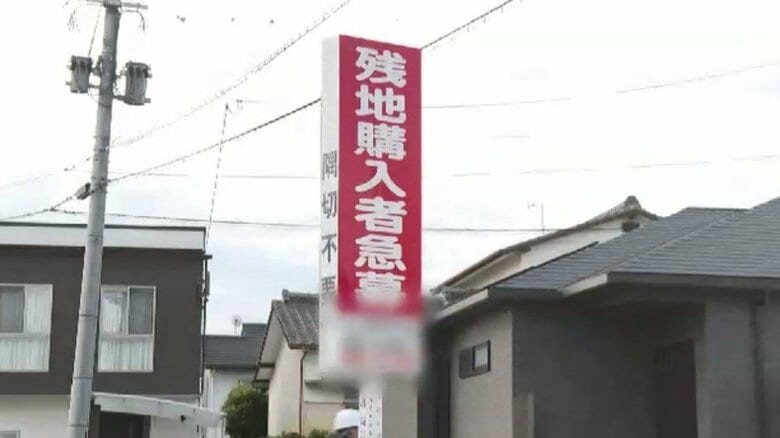 残された高さ4メートルの看板　県が行政代執行で撤去　道路の整備工事に伴い11年前から用地交渉　福岡・久留米市｜FNNプライムオンライン