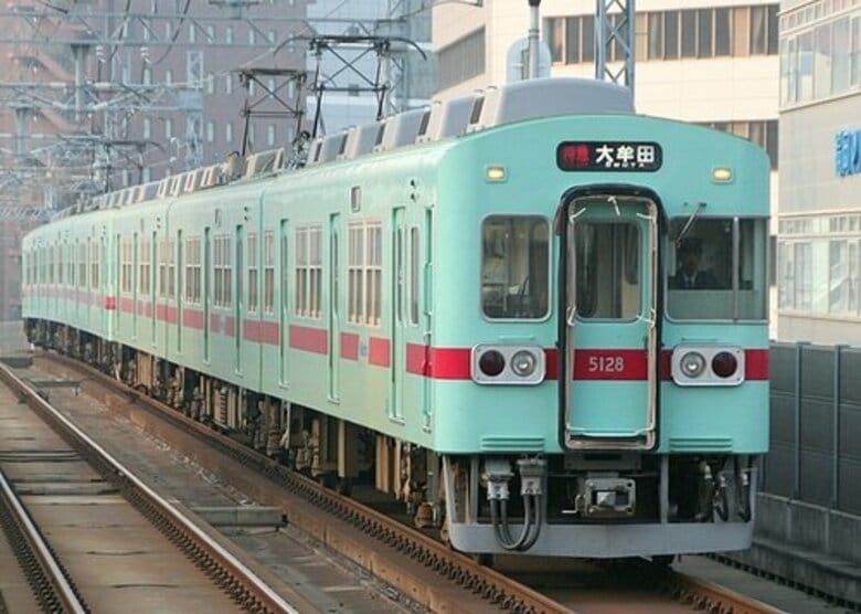 西鉄電車コラボスニーカー限定500足販売　アイスグリーンにレッド帯の車体色を再現　主力車両のデビュー50周年記念　WEBで予約受付　福岡｜FNNプライムオンライン