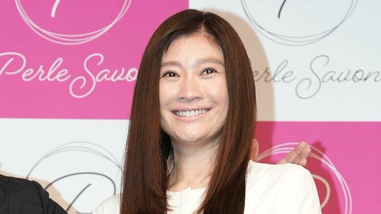 篠原涼子、両裾スリットの白ワンピースで登場　美髪の秘けつ＆「骨になるまで…」時間をかける意外なこととは？