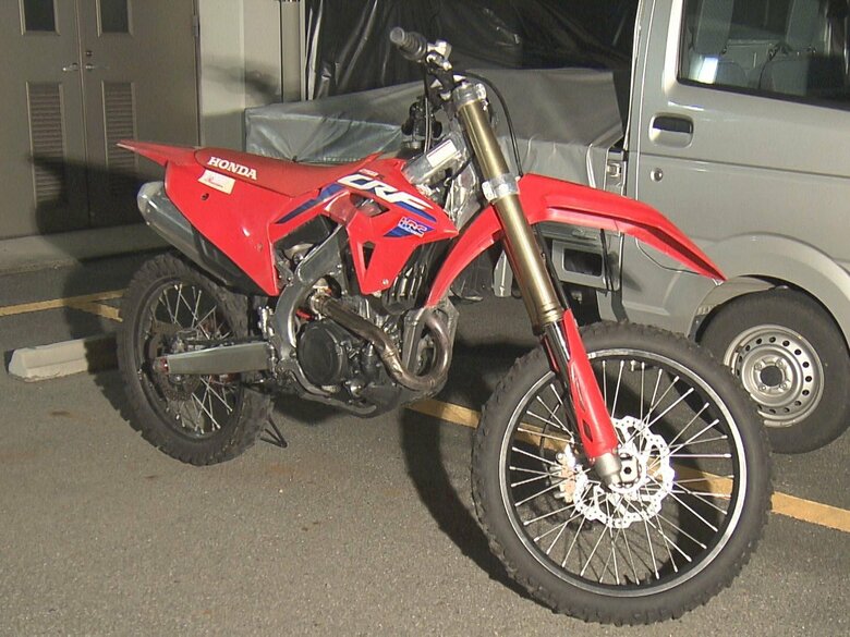 バイクの10代後半位の男性が軽トラックにはねられ意識不明の重体 トラックの運転手「前方確認怠ったというのであればその通り」｜FNNプライムオンライン