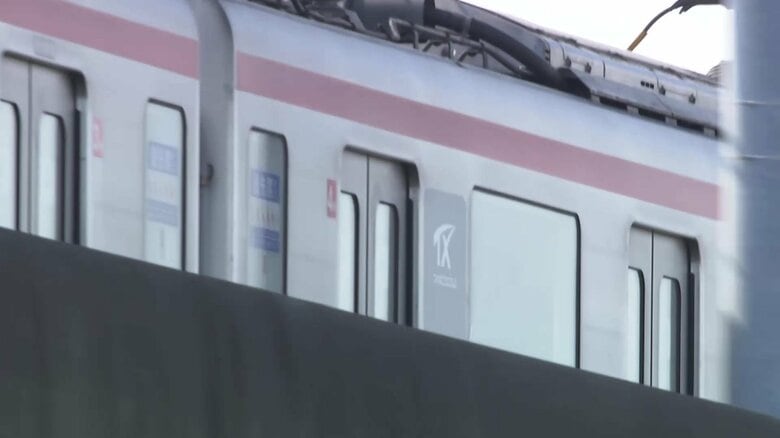 走行中に電車のドアが開くトラブル　非常用ドアコック操作する乗客の姿が防犯カメラに　つくばエクスプレス｜FNNプライムオンライン