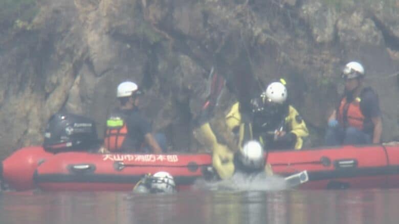 搭乗員2人の安否は依然不明…自衛隊の練習機が池に墜落した事故から1週間 21日朝も約480人態勢で捜索続く｜FNNプライムオンライン