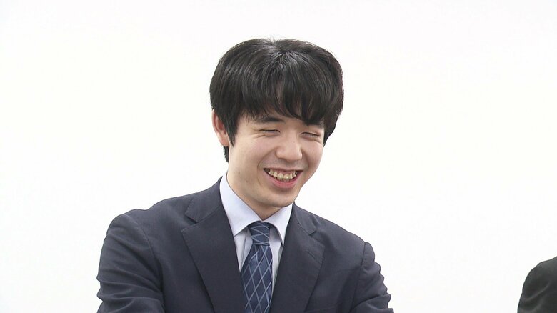 藤井七冠「五輪で素晴らしいパフォーマンスをされる選手の方を見ると励みに」関西囲碁将棋記者クラブ賞の受賞式で｜FNNプライムオンライン