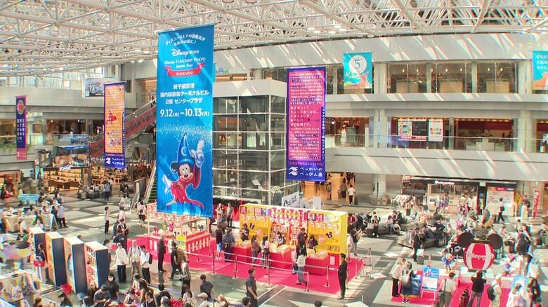 新千歳空港の中に「ディズニーストア」オープン…ご当地限定アイテムも！初日から大盛況＿10月13日まで期間限定で開催｜FNNプライムオンライン