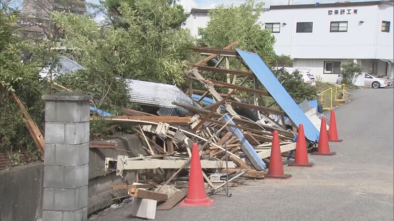 “突風被害”で小屋が吹き飛びがれきの山に…工事の足場も崩れ下の車を直撃【愛知発】｜FNNプライムオンライン