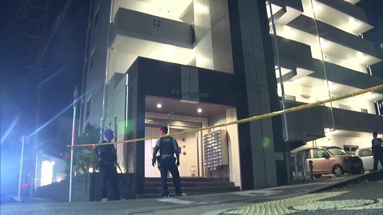 集合住宅の一室に胸に刃物が刺さった19歳の女性全裸遺体　交際相手の男の身柄確保…県外に逃走していたか　愛知・豊田市｜FNNプライムオンライン