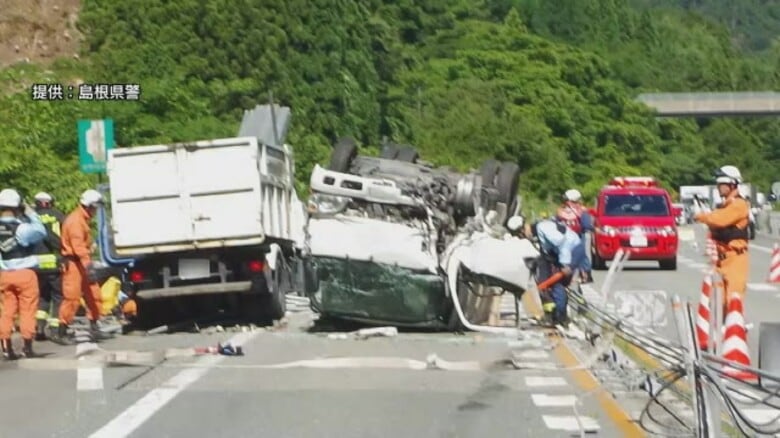 事故から約10時間後に通行止め解除…タイヤバーストしたトラック横転　後続の車突っ込み6人重軽傷　島根｜FNNプライムオンライン