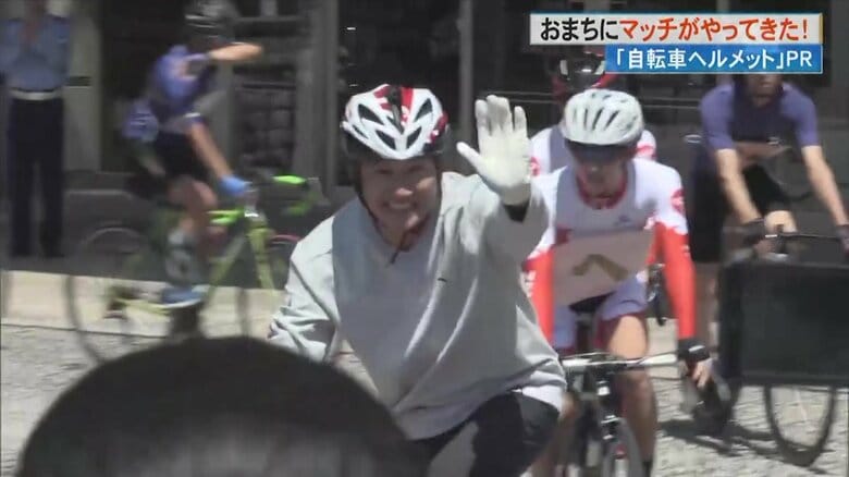 “マッチ”を追いかけて…ファンも走る！ 近藤真彦さんが自転車ヘルメット着用をPR 高知の街でパレード｜FNNプライムオンライン