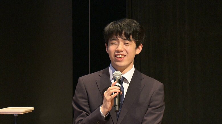 笑顔を見せる藤井七冠