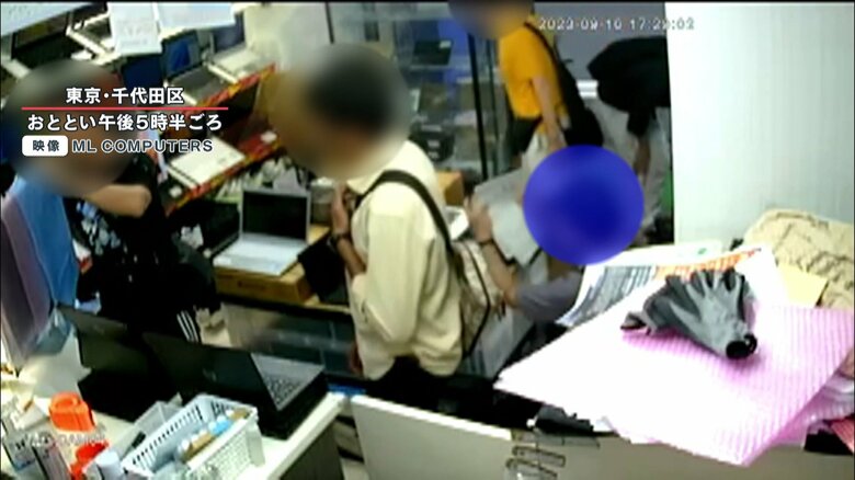 店員や客が近くにいる中、犯行に及ぶ男