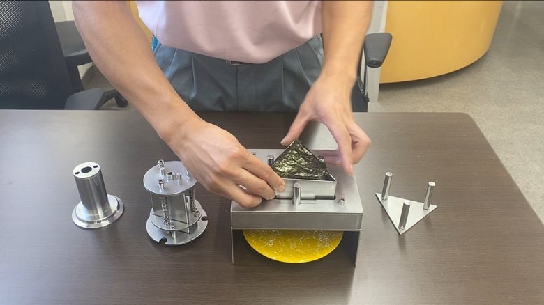 まずはおにぎりをはめ込む(画像提供:千成工業)