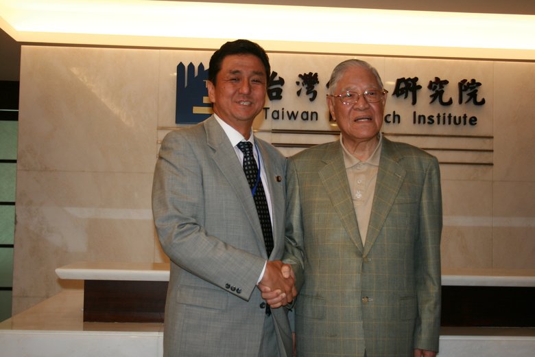 2008年 台湾で李登輝元総統と面会する岸信夫氏