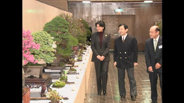 国風盆栽展を鑑賞される両陛下(2006年2月)