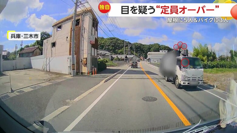 屋根に3人、後ろに2人、合わせて5人が乗る危険なゴミ収集車