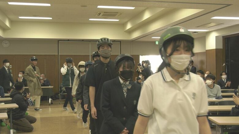 ヘルメットを着けウォーキング（松商学園高校・松本市）