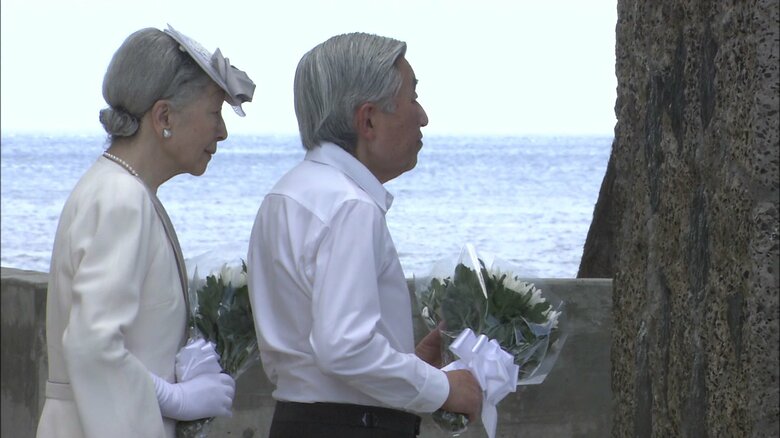 西太平洋戦没者の碑に供花される両陛下