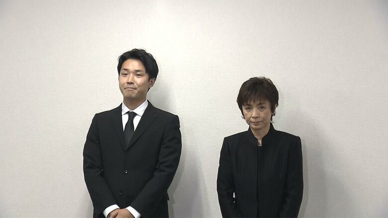 記者会見を行う渡辺裕太さんと榊原郁恵さん（午後5時すぎ 東京･目黒区）