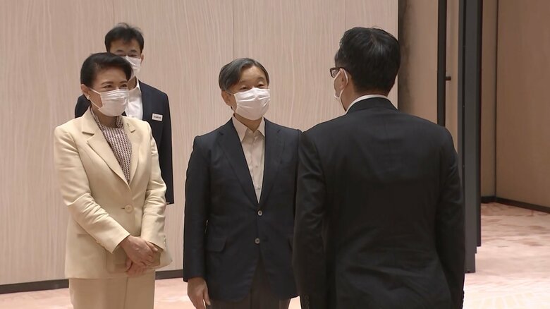 羽田空港の貴賓室で関係者と挨拶を交わされた両陛下