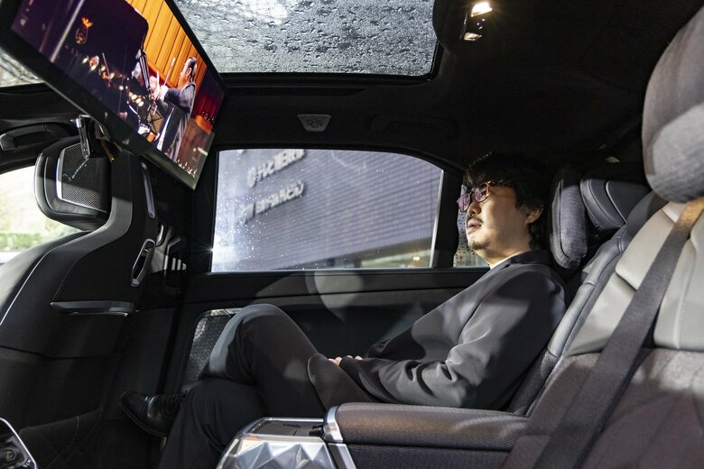 反田さんにとってBMWの車内は特別な空間（写真は「BMW i7 M70 ×Drive」）