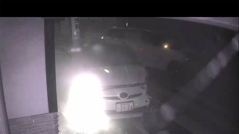 奥から走ってきた乗用車と右から来たワゴン車が衝突。その衝撃で、乗用車は、近くの電柱に激突した。