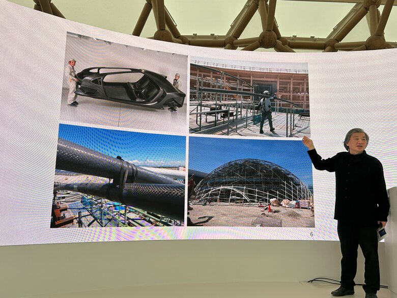 カーボンファイバーの説明をする坂氏